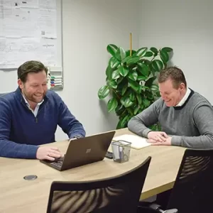 Arne Verkroost en Peter van Gulik in overleg - Building For JobZ Zwolle