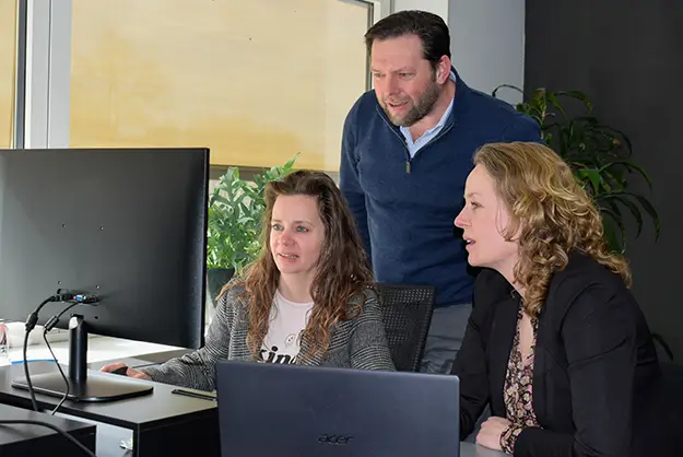 Susanne, Marloes en Peter die met elkaar een kort overleg voeren - Building For JobZ Zwolle